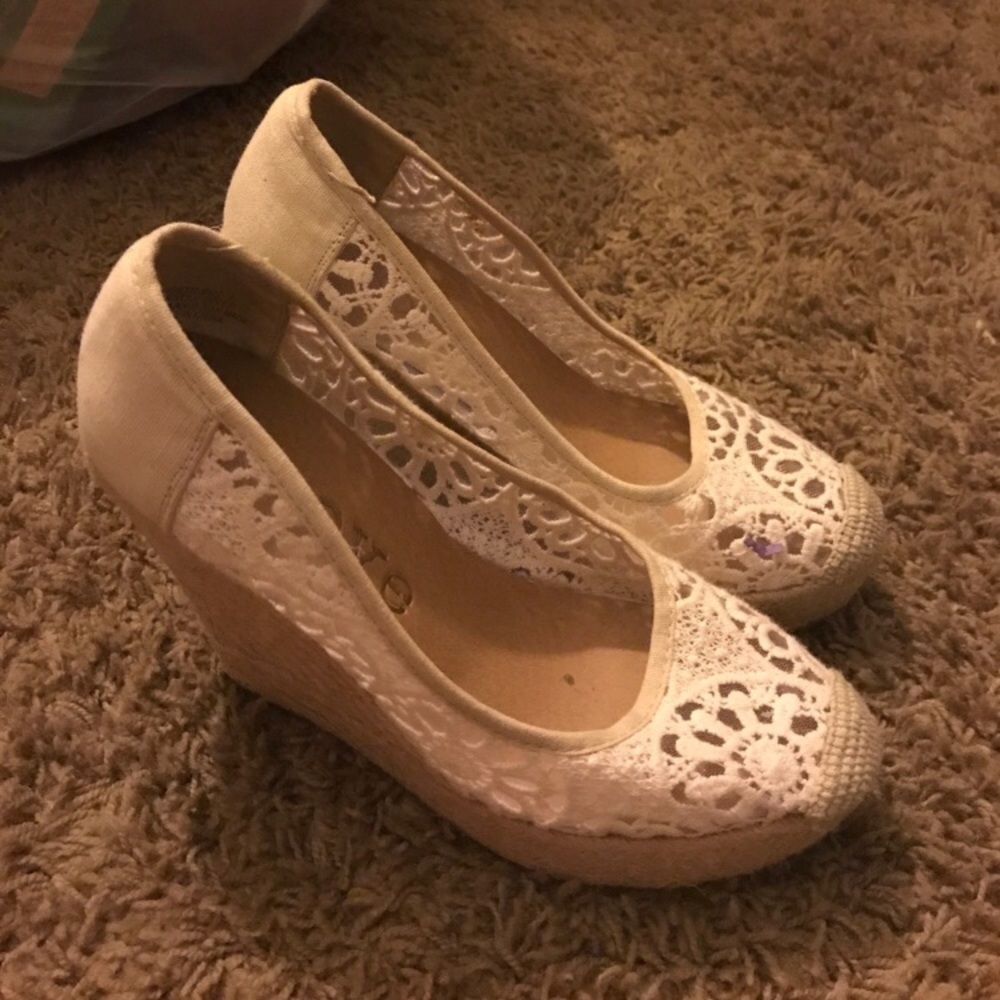 CREAM CROCHET WEDGES